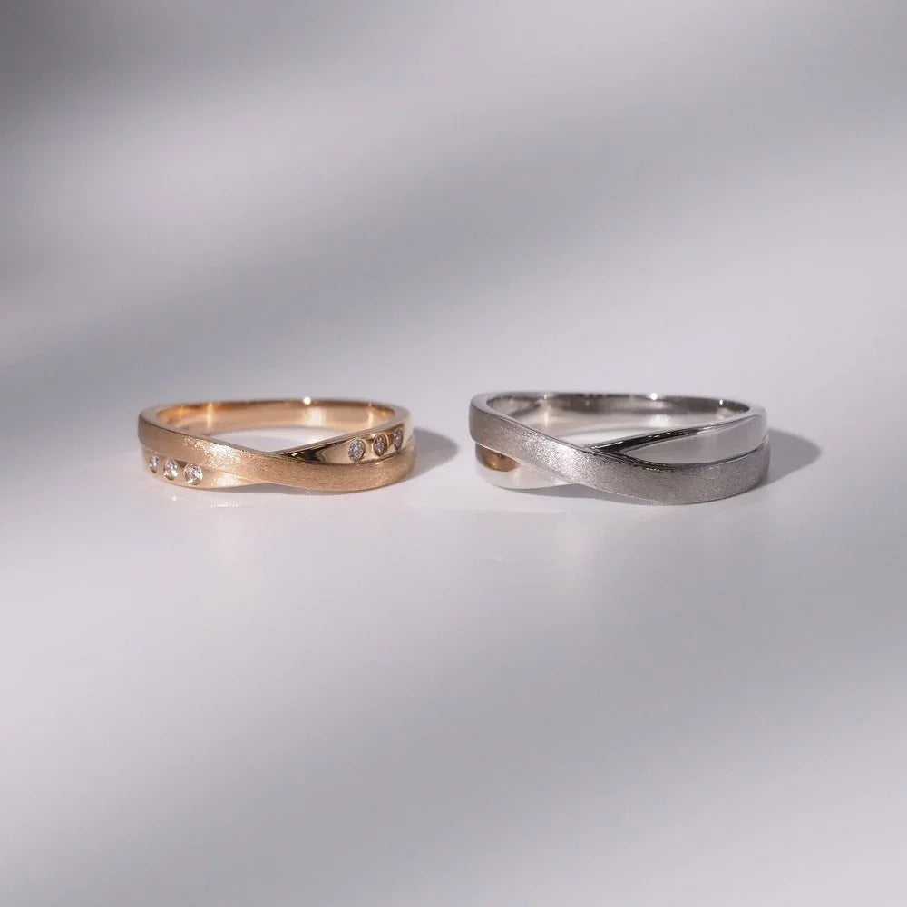 18K Sandblasted Matte Intersecting Couple Rings