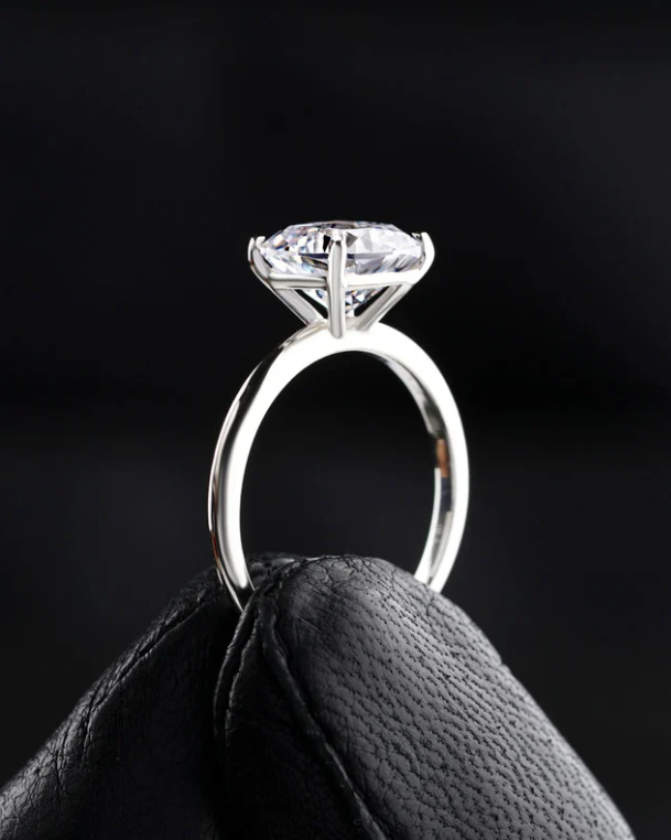 貴金屬珠寶可以在運動、睡覺或洗澡時佩戴嗎？